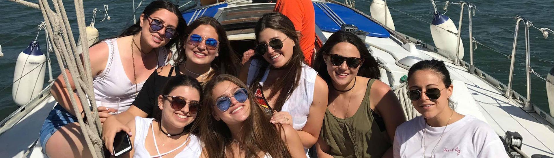 Un grupo de chicas se toma una foto durante el paseo en barco privado desde Torre de Belém con baño con Rent a Boat Lisbon