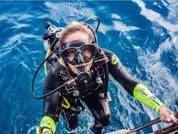 Un participant à la plongée sous-marine à la Costa Banca pendant une sortie proposée par Dive Academy Santa Pola.