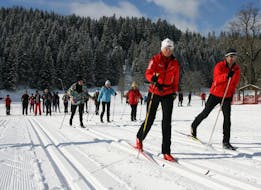 Een groep langlaufers tijdens een proefles langlaufen "Classic" voor beginners van Skischule Ramsau.