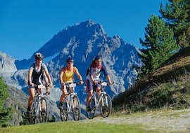 Mountain Bike Tour - Hut Trail from CanKick - Ötztal Three cyclists are cycling along a mountain path during their Mountain Bike Tour - Hut Trail with CanKick Ötztal.