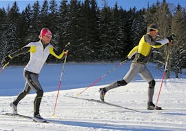 Zwei Langläufer bei ihrem Langlaufkurs "Klassisch" für Anfänger mit Skischule Ramsau.