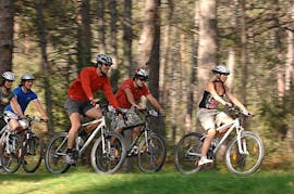 Eine Gruppe von Radfahrern genießt ihre Leih-Mountainbikes von CanKick Ötztal.