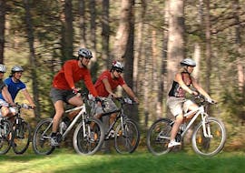 Eine Gruppe von Radfahrern genießt ihre Leih-Mountainbikes von CanKick Ötztal.