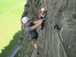 Ein Mann und eine Frau klettern bei einem Klettersteig im Ötztal - "Burgsteiner Wand" mit CanKick Ötztal die Burgsteiner Wand hinauf.