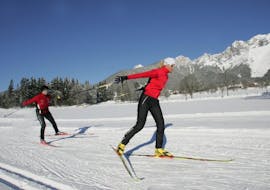 Twee langlaufers tijdens hun langlaufles "Schaatsen" voor beginners van Skischule Ramsau.