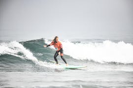 Un surfeur surfe sur une vague pendant son Cours de surf (dès 13 ans) sur la plage d'Hendaye pour Surfeurs expérimentés avec École de Surf Hendaia.