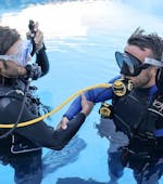 Ein Ausbilder führt mit einem Teilnehmer einen Sicherheitscheck durch, vor dem Open Water Diver Kurs in Rijeka mit Diving Center Marco Polo Rijeka.