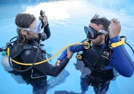 An instructor is doing a safety check with a participant before the Open Water Diver Course in Rijeka with Diving Center Marco Polo Rijeka.