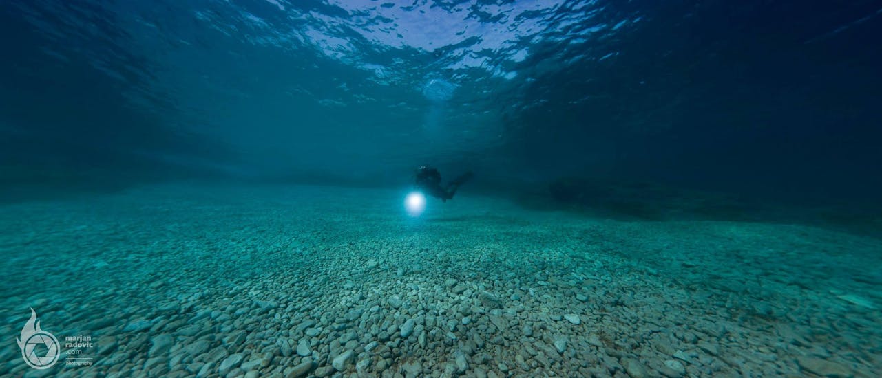 Un subacqueo della scuola Sub Sea Son nelle acque cristalline del Lussinpiccolo in Croazia.