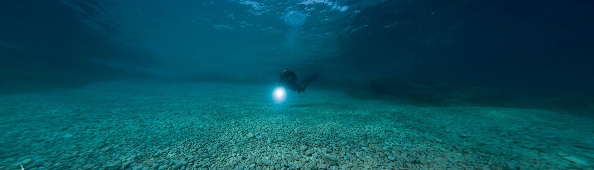 Un subacqueo di Sub Sea Son durante il Corso avanzato SSI per subacquei in acque libere a Lussinpiccolo.