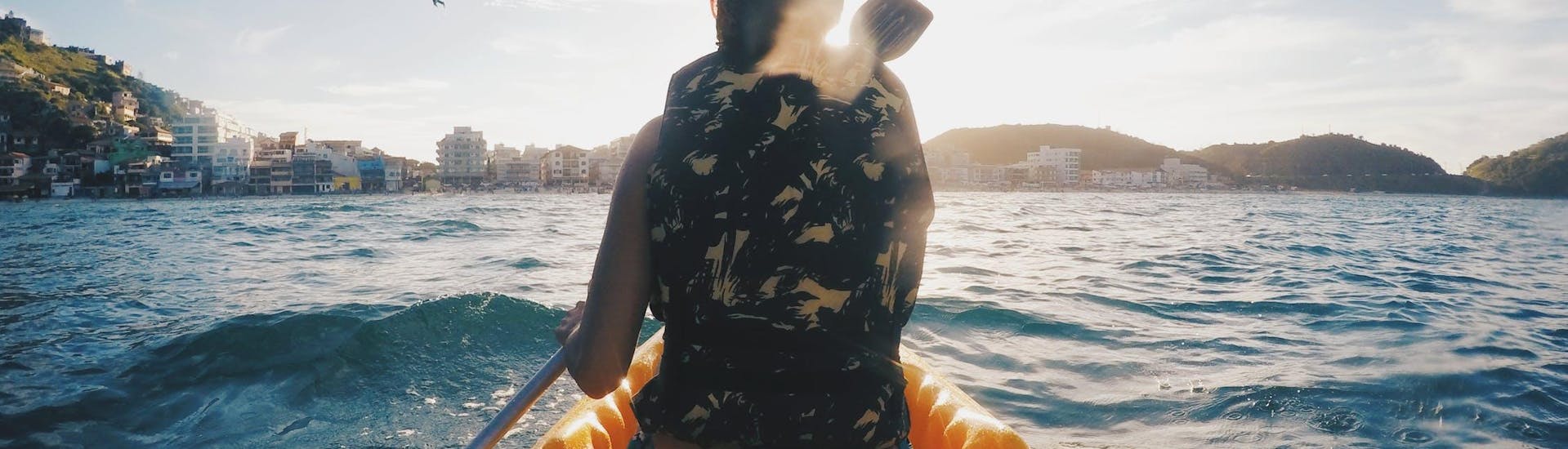 Paseo en catamarán en la bahía de Palma con puesta de sol.
