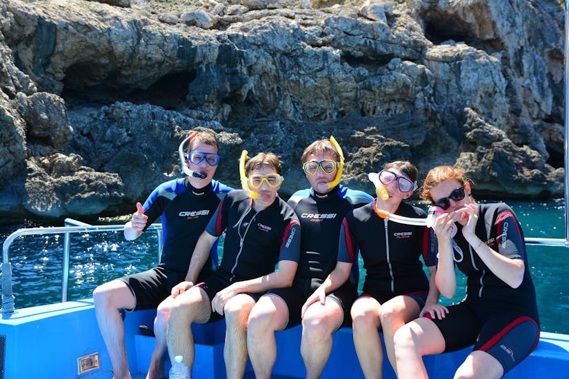 Eine Gruppe junger Leute auf einem Boot beim Schnorcheln in Port d'Andratx an der Westküste Mallorcas mit Balear Divers.