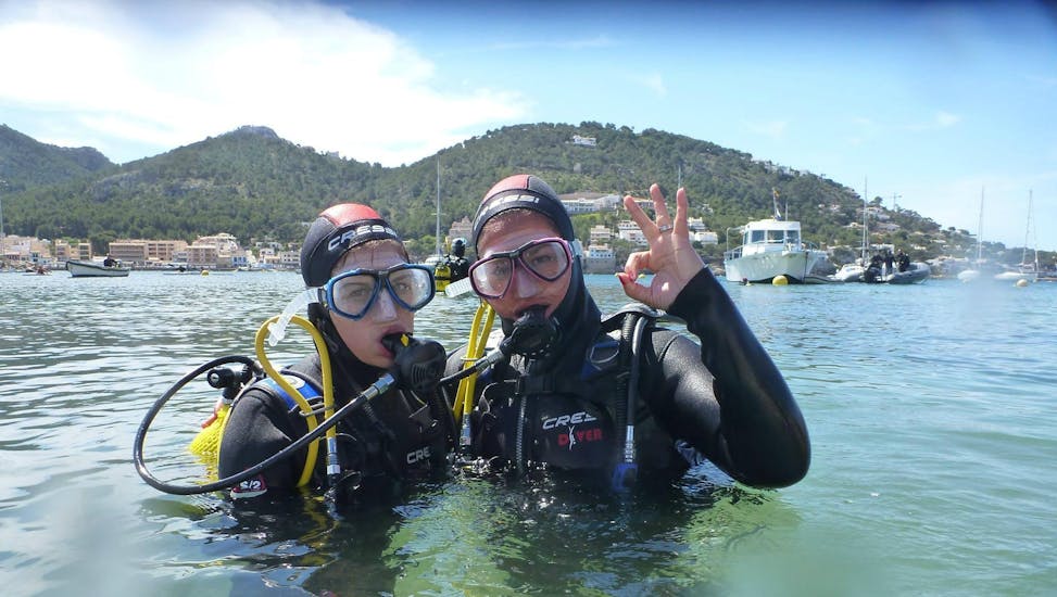 Una persona disfrutando bajo el agua con PADI Discover Scuba Diving en Port d'Andrax con Balear Divers.