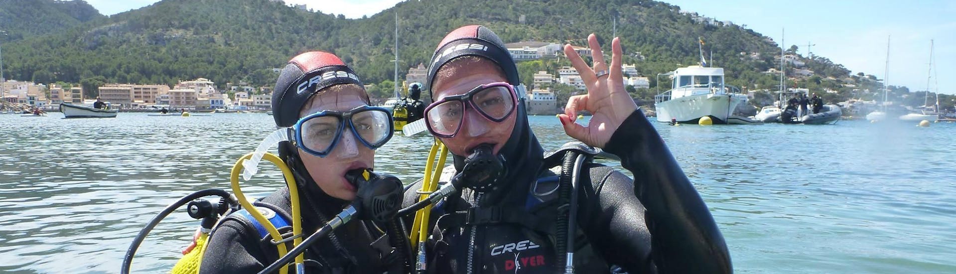Two people in the water equipped with gear during PADI Discover Scuba Diving in Port d'Andrax with Balear Divers.