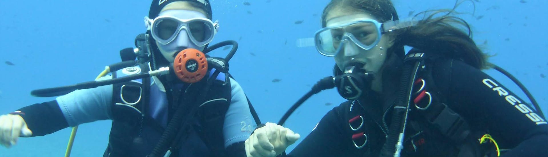 Deux personnes font de la plongée sous-marine pendant le cours PADI Scuba Diver à Port d'Andratx pour débutants avec Balear Divers.