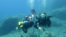 Two people scubadiving during PADI Scuba Diver Course in Port d'Andratx for Beginners with Balear Divers.