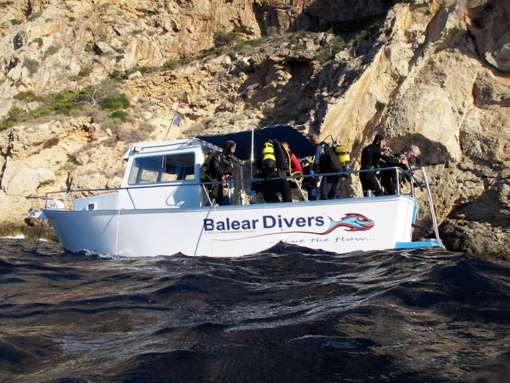 Una barca con i subacquei durante il corso PADI Advanced Open Water Diver a Port d'Andratx con Balear Divers.