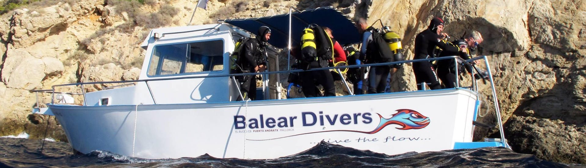 Un bateau avec des plongeurs pendant le cours PADI Advanced Open Water Diver à Port d'Andratx avec Balear Divers.