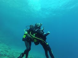 Une personne s'entraînant à la plongée de sauvetage pendant le cours PADI Rescue Diver pour plongeurs certifiés avec Balear Divers.