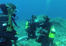3 Personen beim Rettungstauchen während des PADI Divemaster Kurses für zertifizierte Rettungstaucher mit Balear Divers.