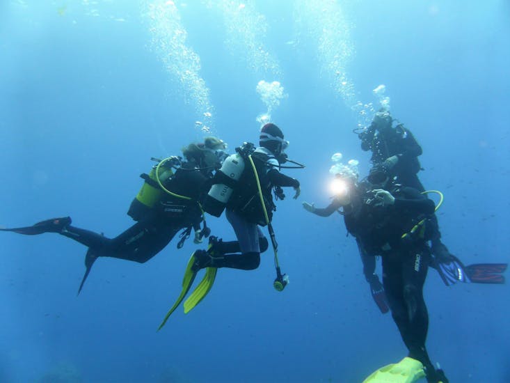 3 persone che effettuano immersioni di soccorso durante il corso PADI Divemaster per Certified Rescue Divers con Balear Divers.