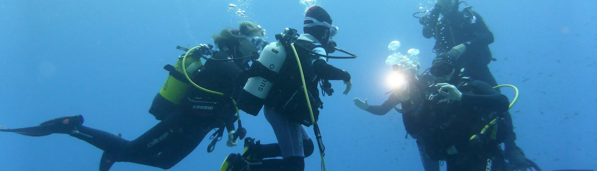 3 personas haciendo buceo de rescate durante el curso PADI Divemaster para Buceadores de Rescate Certificados con Balear Divers.