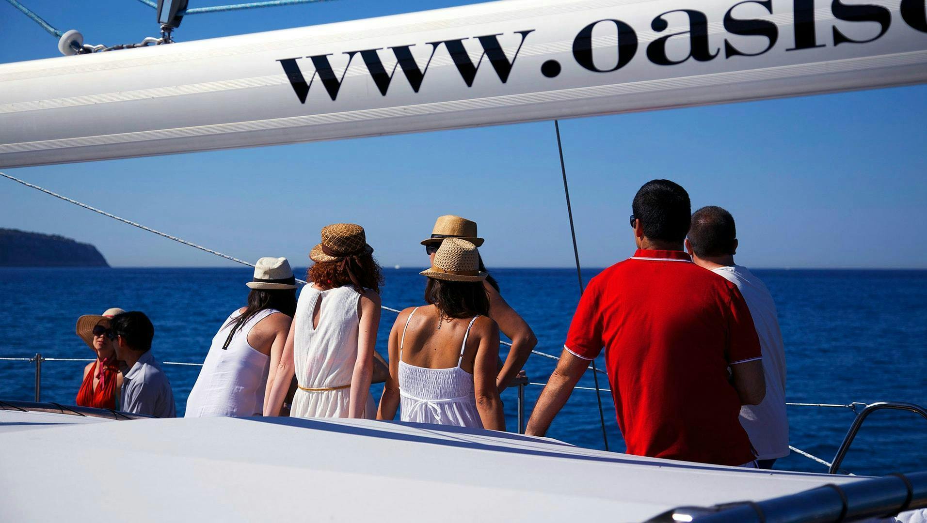Katamaran auf den ruhigen Gewässern während einer privaten Katamaran-Tour in der Bucht von Palma in der Nebensaison mit Oasis Catamaran.