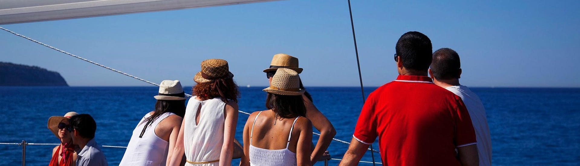 Menschen, die sich auf dem Boot während einer privaten Katamaranfahrt in der Bucht von Palma mit Oasis Catamaran Mallorca vergnügen.