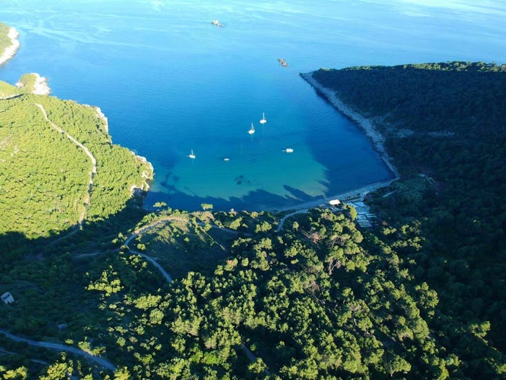 Een adembenemend uitzicht op ongerepte landschappen waar de toeristen van kunnen genieten tijdens de privéboot (4pax) naar de Elafit-eilanden met snorkelen georganiseerd door Explore Dubrovnik per boot.