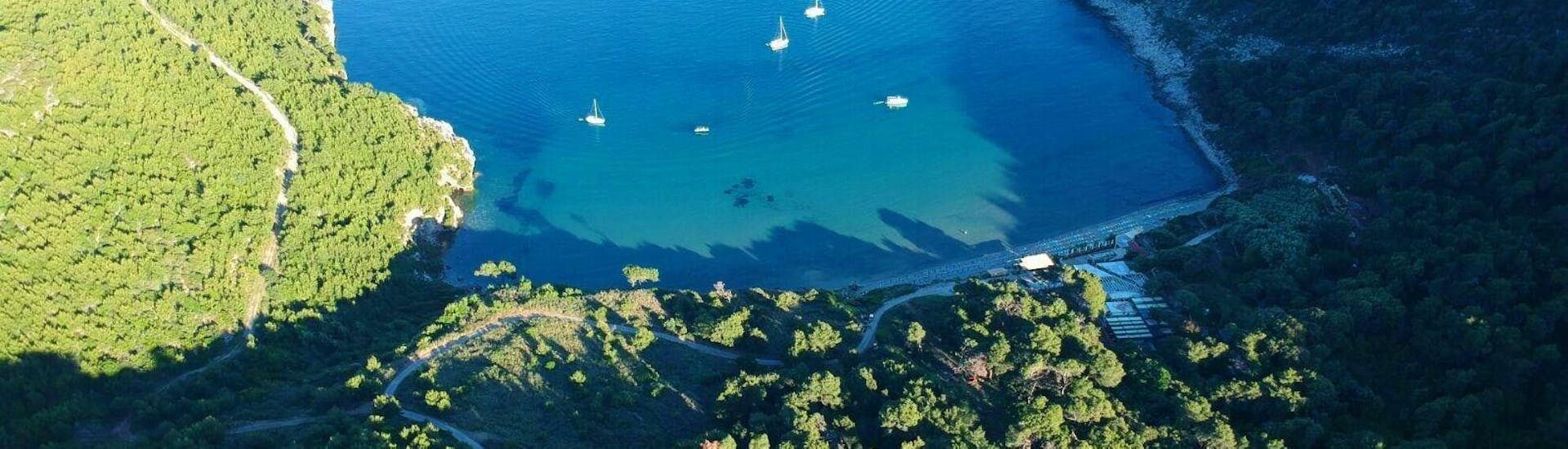 Une vue imprenable sur des paysages que seuls les touristes du bateau privé (4 personnes) peuvent apprécier en allant vers les îles Élaphites avec snorkeling organisé par Explore Dubrovnik.