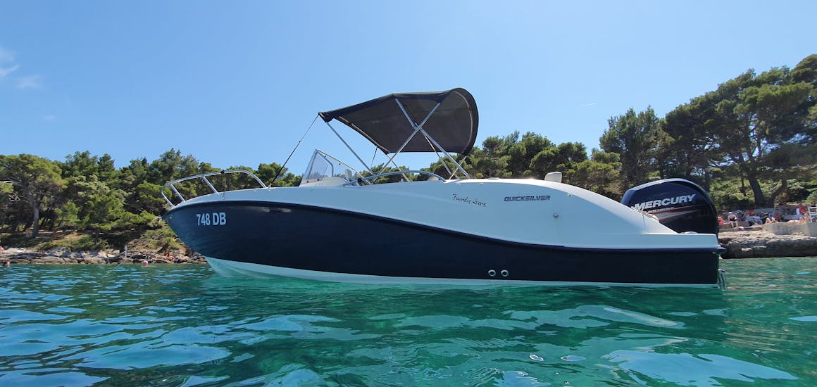 Onze boot is op het water en klaar voor u tijdens de Privé Boot (6 pax) naar Elaphiti eilanden met snorkelen met Explore Dubrovnik by Boat.