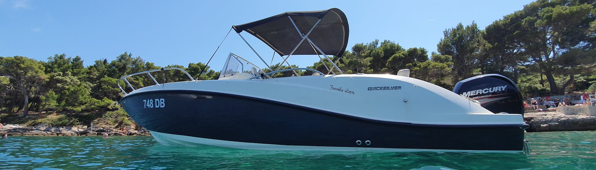 La nostra barca è in acqua e pronta per voi durante il viaggio in barca privata (6 pax) alle isole Elafiti con snorkeling con Explore Dubrovnik by Boat.