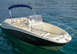 Immagine della nostra barca, il Quicksilver 675 Open, che vi aspetta durante il viaggio in barca privata (6 persone) alle isole Elafiti con snorkeling con Explore Dubrovnik by Boat.