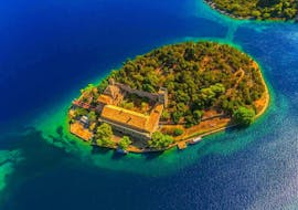 L'isola più verde è un luogo perfetto per lo snorkeling e l'esplorazione durante la gita in barca privata (5 persone) all'isola di Mljet con snorkeling organizzata da Explore Dubrovnik by Boat.