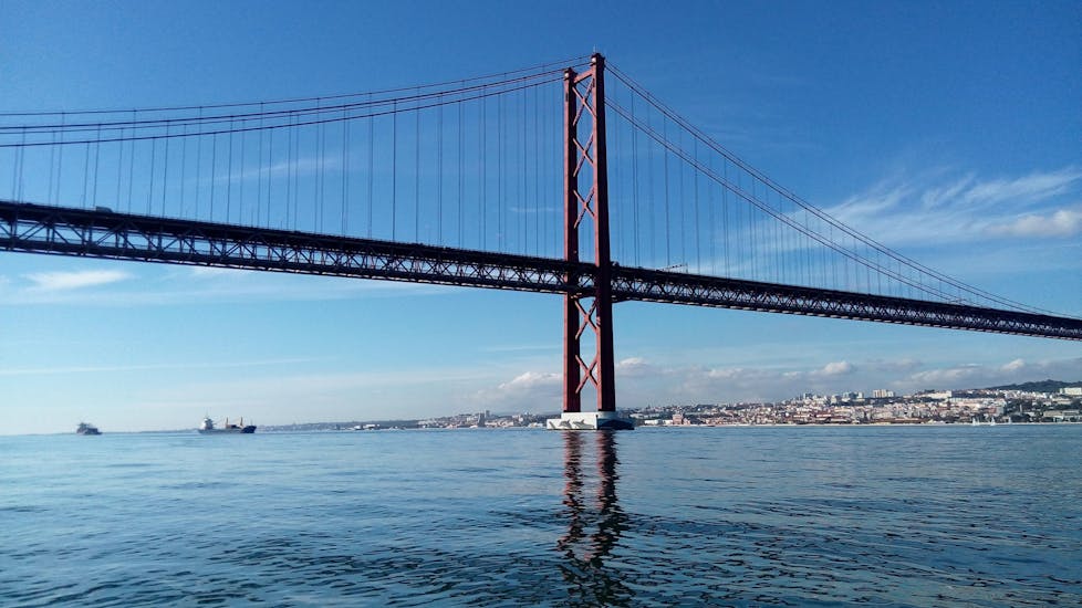 El majestuoso Ponte Vasco da Gama, que se puede admirar durante el paseo en velero por el Tajo incluyendo Puente Vasco da Gama con Lisbon by Boat.