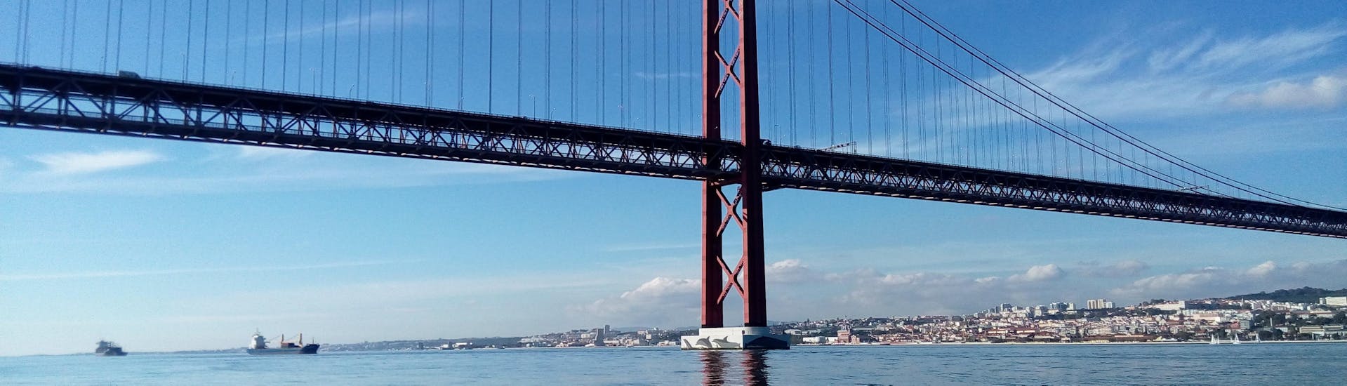 Il maestoso Ponte Vasco da Gama può essere ammirato durante questa gita in barca a vela sul Tago, incluso il Ponte Vasco da Gama con Lisbona in barca.