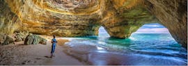 Lors de la balade en bateau à la grotte de Benagil depuis Lagos avec Seafaris Algarve, un touriste s'émerveille de l'intérieur de la grotte.