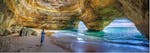 Durante il giro in barca alla Grotta di Benagil da Lagos con Seafaris Algarve, un turista resta incantato dalla grotta.