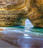 Durante il giro in barca alla Grotta di Benagil da Lagos con Seafaris Algarve, un turista resta incantato dalla grotta.