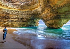 Tijdens de boottocht naar de Benagil-grot vanuit Lagos met Seafaris Algarve, een toerist die zich vergaapt aan de binnenkant van de grot.