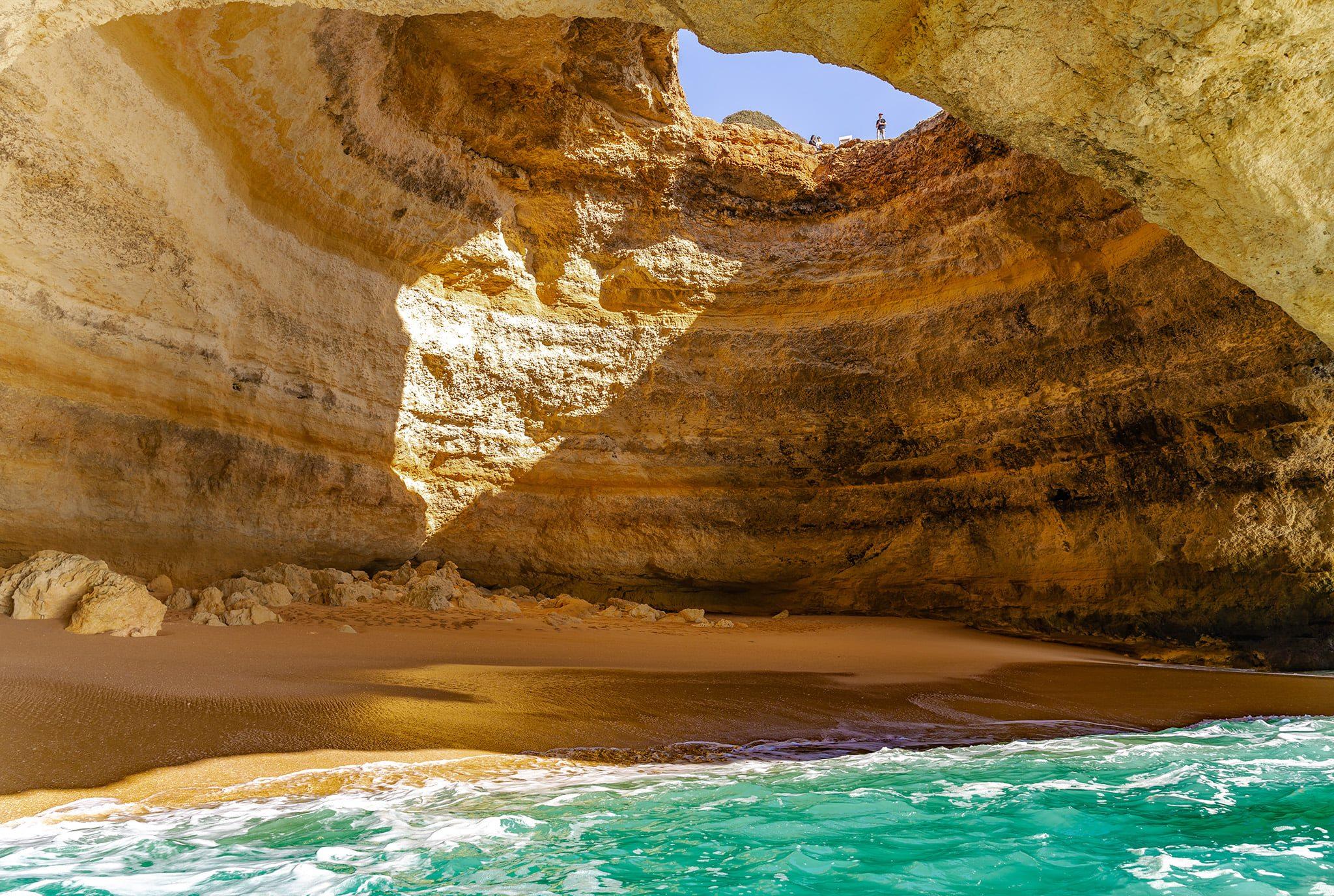 Blick auf das majestätische Innere der Höhle während einer Bootsfahrt zur Benagil Höhle von Portimao aus mit Seafaris Algarve.