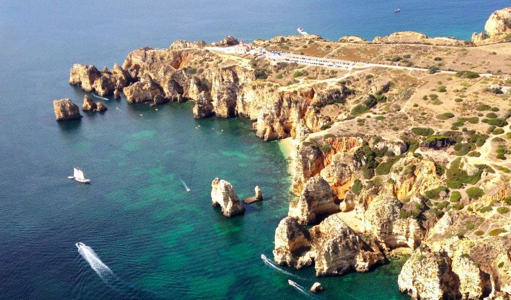 Bootstour zur Ponta da Piedade ab Lagos mit Seafaris Algarve Blick auf die Klippen, die während der Bootstour zur Ponta da Piedade von Lagos aus mit Seafaris Algarve besucht werden.