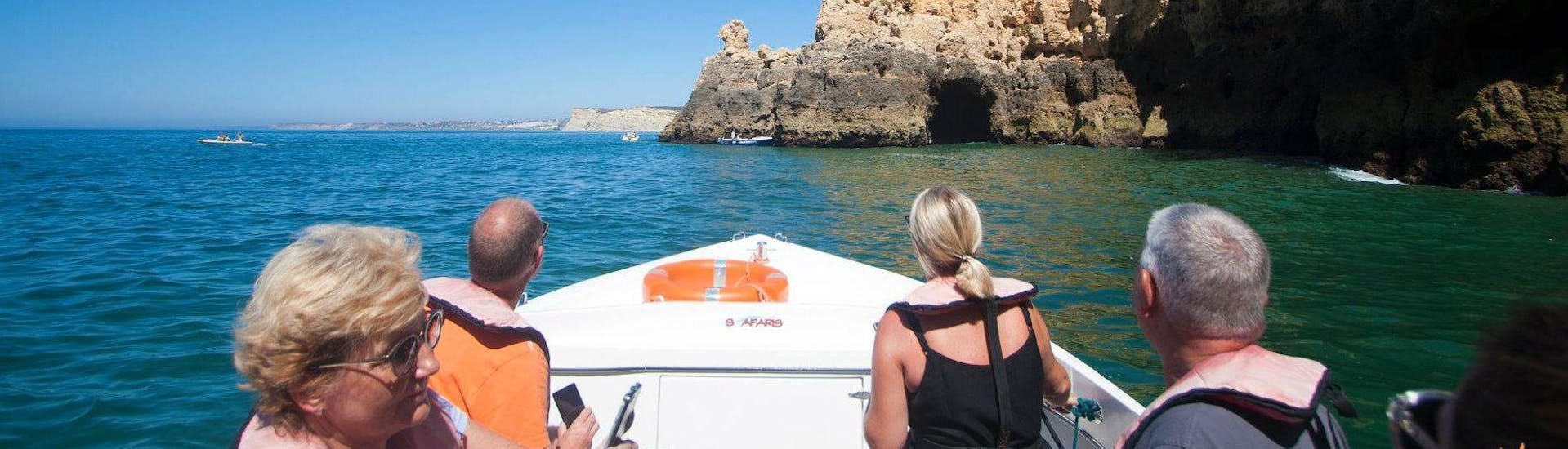 Durante el viaje en barco a Ponta da Piedade desde Lagos con Seafaris Algarve, los pasajeros disfrutan de la vista de las singulares formaciones rocosas.