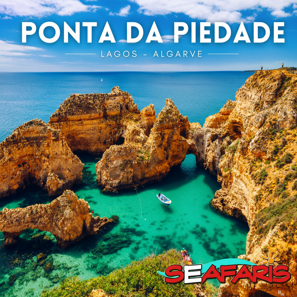Ein kleines Boot erkundet die atemberaubenden Meereshöhlen und das türkisfarbene Wasser von Ponta da Piedade während der Lagos: Ponta da Piedade Caves Boat Tour von Dolphin Seafaris Algarve.
