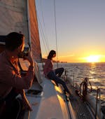 Personnes profitant de leur excursion en bateau à voile au coucher du soleil sur le Tage, y compris Christo Rei avec Lisbon by Boat