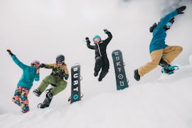 Snowboarders having fun during snowboarding lessons for advanced boarders with equipment with Boardstars Schladming.