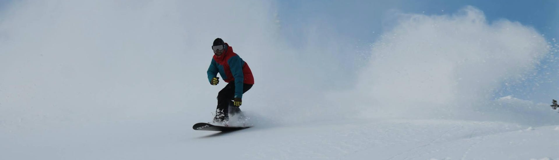 Ein Snowboarder beim Snowboardunterricht für Fortgeschrittene mit Ausrüstung bei Boardstars Schladming.