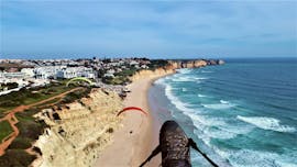 Volo panoramico in parapendio biposto a Praia do Porto de Mós (da 6 anni) - Praia do Porto de Mós con Flytrip Algarve.