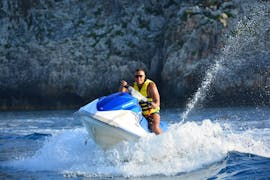 Foto van een man op een jetski tijdens het jetski verhuur in Agia Marina in Chania met Cactus Water Sports Center Agia Marina.