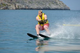 Eine Person genießt das Wasserskifahren in Agia Marina mit dem Cactus Water Sports Center.